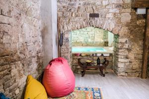 A seating area at El Forn de Freixenet con servicios de un hotel