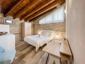 A bed or beds in a room at El Forn de Freixenet con servicios de un hotel