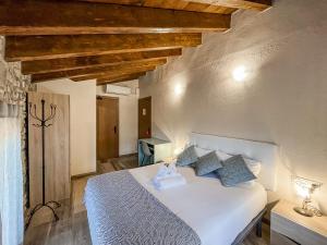 A bed or beds in a room at El Forn de Freixenet con servicios de un hotel