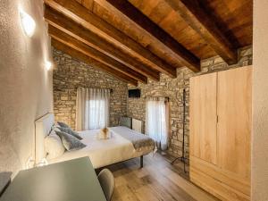 A bed or beds in a room at El Forn de Freixenet con servicios de un hotel