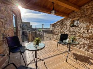 A balcony or terrace at El Forn de Freixenet con servicios de un hotel
