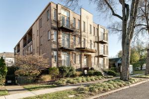 un edificio de apartamentos con balcones en una calle en Stunning Nashville Condo Minutes from Broadway, en Nashville