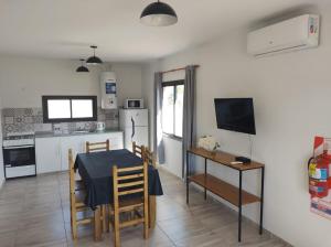 eine Küche und ein Esszimmer mit Tisch und Stühlen in der Unterkunft Buenas Tierras Cabañas in San Rafael