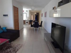TV a/nebo společenská místnost v ubytování Lovely two bedroom apartment