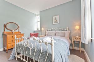 Postel nebo postele na pokoji v ubytování Vine Tree Cottage Coniston