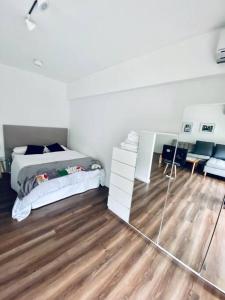 1 dormitorio con cama y espejo en el suelo en Best place to stay in Buenos Aires en Buenos Aires