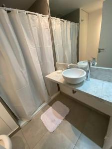 y baño con lavabo blanco y ducha. en Best place to stay in Buenos Aires en Buenos Aires