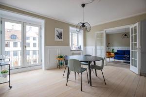 een eetkamer en een woonkamer met een tafel en stoelen bij Amazing luxury apartment in Kopenhagen