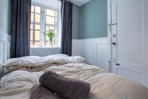twee eenpersoonsbedden in een slaapkamer met een raam bij Amazing luxury apartment in Kopenhagen
