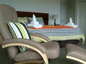 Uma área de estar em Baywaterviews