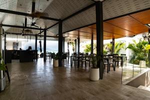 Restaurace v ubytování The Cosy Maenam Beach Resort