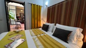 Postel nebo postele na pokoji v ubytování RIAD PÉNÉLOPE Marrakech + 37 fotografií