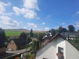 a view of a small town with a white house at precioso apartamento 1B in Augustusburg +2 photos