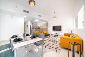 Kuchyň nebo kuchyňský kout v ubytování Continental Tower - Luton Vacation homes, Dubai Marina - 15AB07