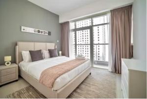 Postel nebo postele na pokoji v ubytování Continental Tower - Luton Vacation homes, Dubai Marina - 15AB07