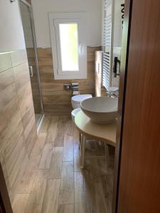 La salle de bains est pourvue de 2 lavabos et de 2 toilettes. dans l'établissement Hotel Nuovo Parco, à Sestola
