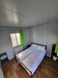 Un ou plusieurs lits dans un hébergement de l'établissement EASY Lodges Berlin