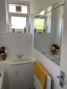Een badkamer bij Lovely 2 bedroom flat in greater london