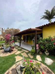 a house with a garden with flowers and plants at Casa da Ogiva in Cabo Frio