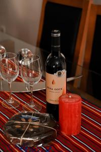 uma garrafa de vinho sentada numa mesa com copos em Recanto da Madeira. em Ribeira Brava