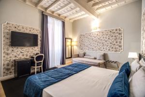 Postel nebo postele na pokoji v ubytování Relais Fontana Di Trevi Hotel