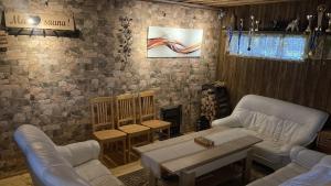 - un salon avec des canapés, une table et une cheminée dans l'établissement Ojaääre puhkemaja, 