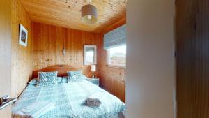 Ένα ή περισσότερα κρεβάτια σε δωμάτιο στο C29 Regwin, Riviere Towans