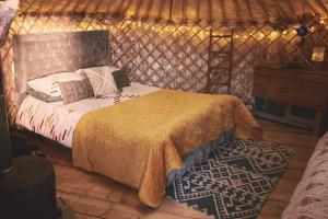 ein Schlafzimmer mit einem Bett in einer Jurte in der Unterkunft Elf Yurt - Yurtopia in Aberystwyth