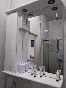 y baño con lavabo blanco y espejo. en Kingswinford Guest House, en Paignton