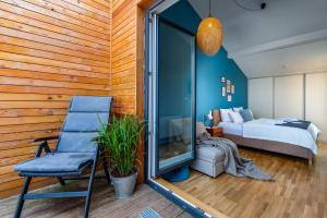 ハイリゲンハーフェンにあるWillem Waterkantのベッドと椅子、ベッドルーム1室が備わります。