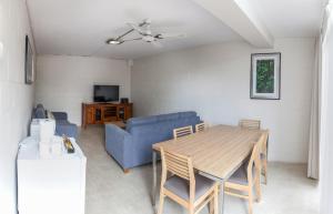 a living room filled with furniture and a tv at Murwillumbah Motor Inn in Murwillumbah