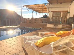 Piscina a LA ALBERQUILLA, un oasis con piscina en Quentar o a prop
