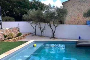 Bazén v ubytování Villa Ansalou, piscine et jeux idéale pour famille nebo v jeho okolí