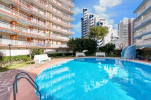 uma piscina em frente a um edifício em Eurosol em Gandia