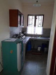 Cucina o angolo cottura di SLG Villa Hikkaduwa