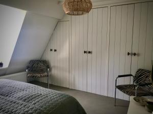sypialnia z łóżkiem i 2 krzesłami w obiekcie Rijksmonument het Telmerck Zutphen w mieście Zutphen