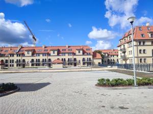 a large building with a crane in front of it at Apartament 4 You in Rösslingen