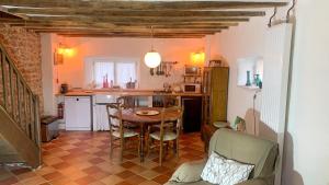 Een keuken of kitchenette bij A L'Ombre Du Marronnier GITES