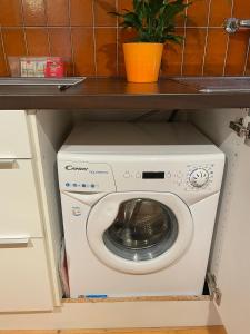 Una lavadora y secadora en una cocina bajo una barra en Apartment Naval en Dubrovnik