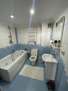 een badkamer met een bad, een toilet en een wastafel bij İstanbul Boğaz’ında, bahçeli, 5 katlı Villa-500m2 in Istanbul