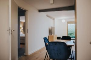 een eetkamer met een tafel en stoelen bij Fabrica Apartments 22 in Cluj-Napoca