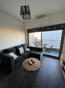 sala de estar con sofá y mesa en Apartamentos Flores en Buenos Aires