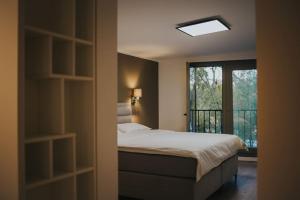 una camera con un grande letto e una finestra di Fabrica Apartments 22 a Cluj-Napoca