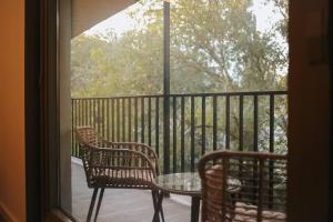 een terras met twee stoelen en een tafel op een balkon bij Fabrica Apartments 22 in Cluj-Napoca