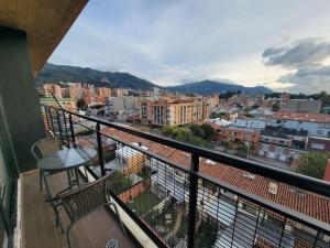 balcón con mesa y vistas a la ciudad en Luxurious apartment in Cedritos, Bogota, en Bogotá