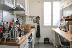 Una cocina o zona de cocina en Bright T2 - quiet residence - Château d'Asnières