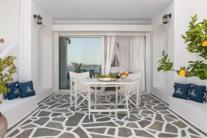 un comedor blanco con una mesa y sillas blancas en Spetses Sea View Luxury House en Spétses