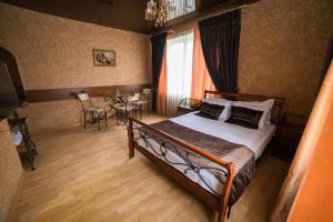 sypialnia z łóżkiem, stołem i krzesłami w obiekcie ГРК Вагнес w mieście Winnica