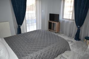 A bed or beds in a room at Meteora House with a view