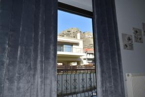 ein Fenster mit Blick auf ein Gebäude in der Unterkunft Meteora House with a view in Kalambaka